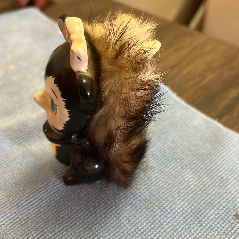 Adorable Vintage 1950s Porcelain Skunk - Picture 2 of 7